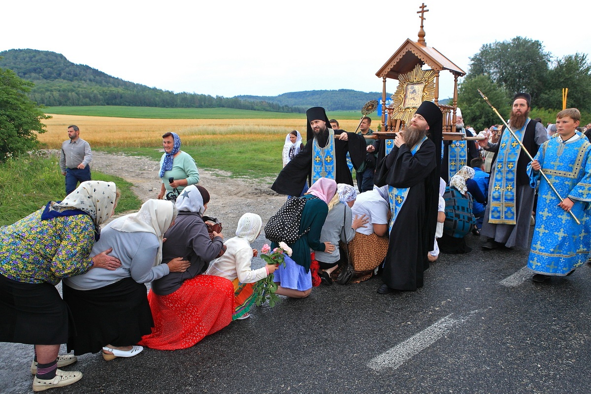 Православные на коленях